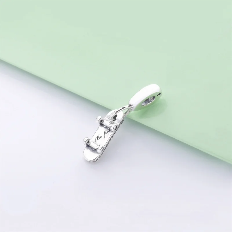 (obrázek pro) Visací Přívěsek PANDORA Buďte zdarma Skateboard - 797206CZ - Zobrazit 5