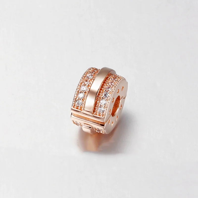 (obrázek pro) PANDORA Sparkling Pavé Lines & Logo Spona Přívěšek - 789042C01 - Zobrazit 2