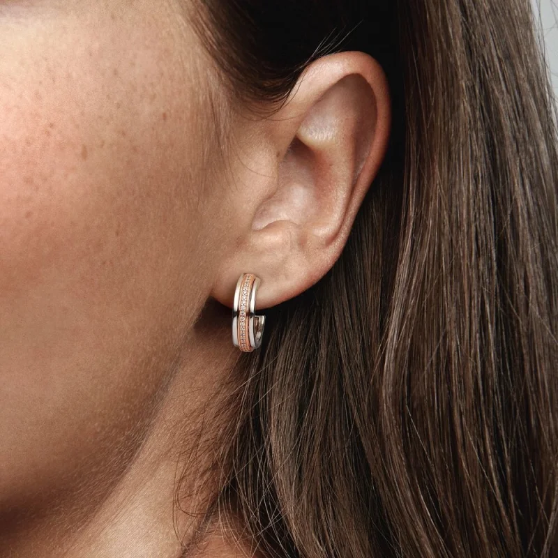 (obrázek pro) Pandora Signature dvoubarevné logo a náušnice Pavé Hoop - 282737C01 - Zobrazit 3