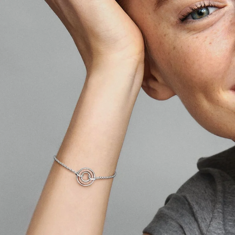 (obrázek pro) Pandora Signature Two dvoubarevné logo a náramek Pavé Chain - 582741C01 - Zobrazit 4